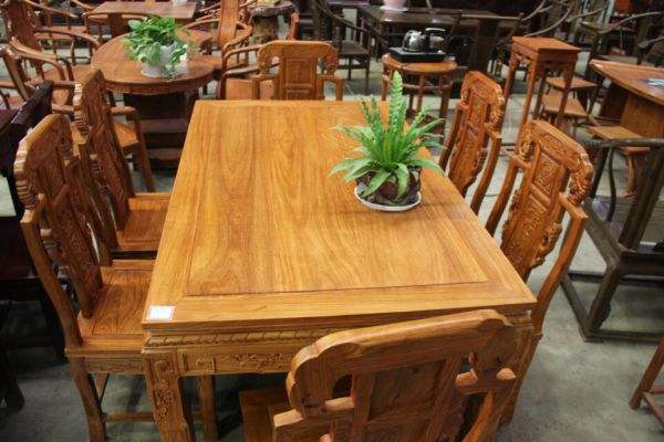 选购实木餐桌该如何选择木材？