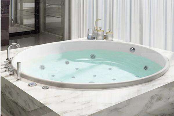 嵌入式浴缸安装方法及安装高度