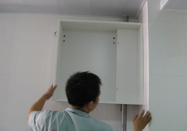 吊柜能安装在轻体墙上吗，安装的正确方法是什么